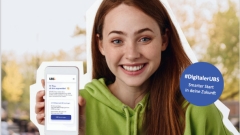 Frau mit Handy in der Hand