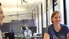 Zwei Personen am Arbeitsplatz des Bürgerbüros