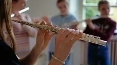 Querflöte spielen vor Kindern