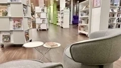 Sitzgruppe vor Bücherregalen - Stadtbücherei Innenansicht