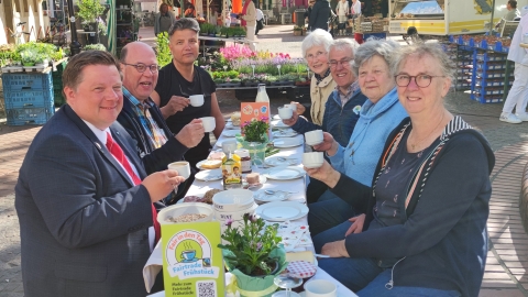 Mehrere Personen sitzen am Frühstückstisch