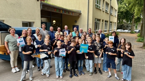 Kinder vor einem Eiswagen