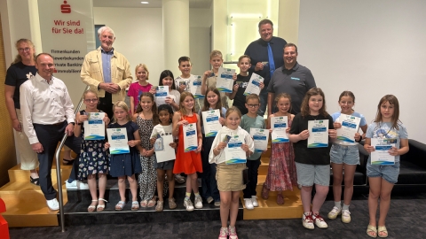 Kinder, die ihre Urkunde präsentieren